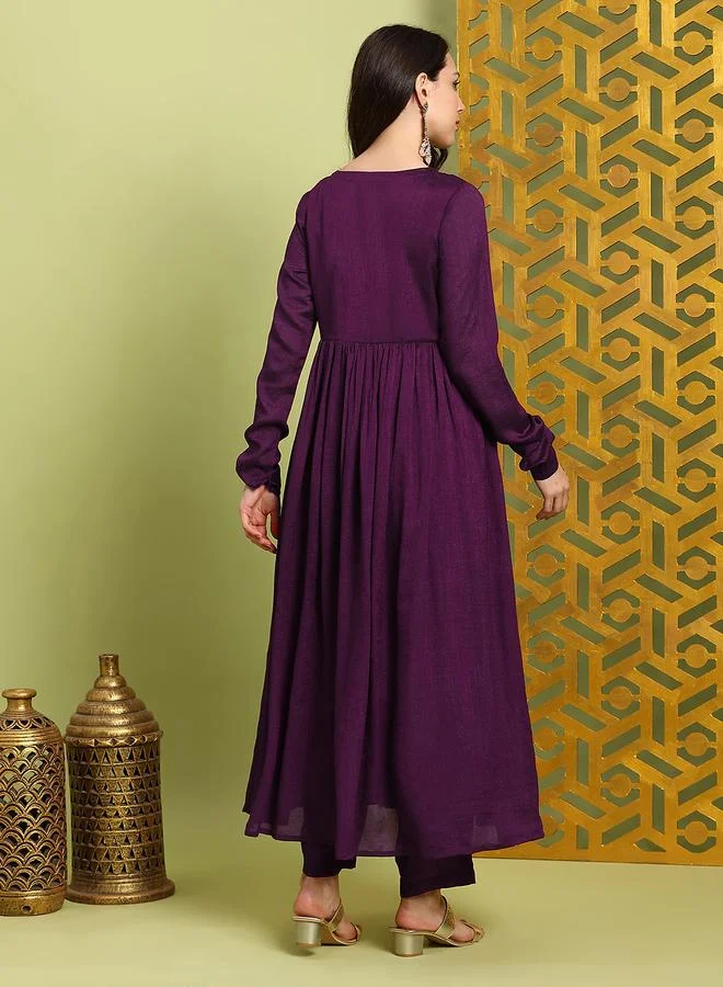 جلو باص طقم منسق من كورتا مطرزة بالترتر وبنطال بأرجل واسعة